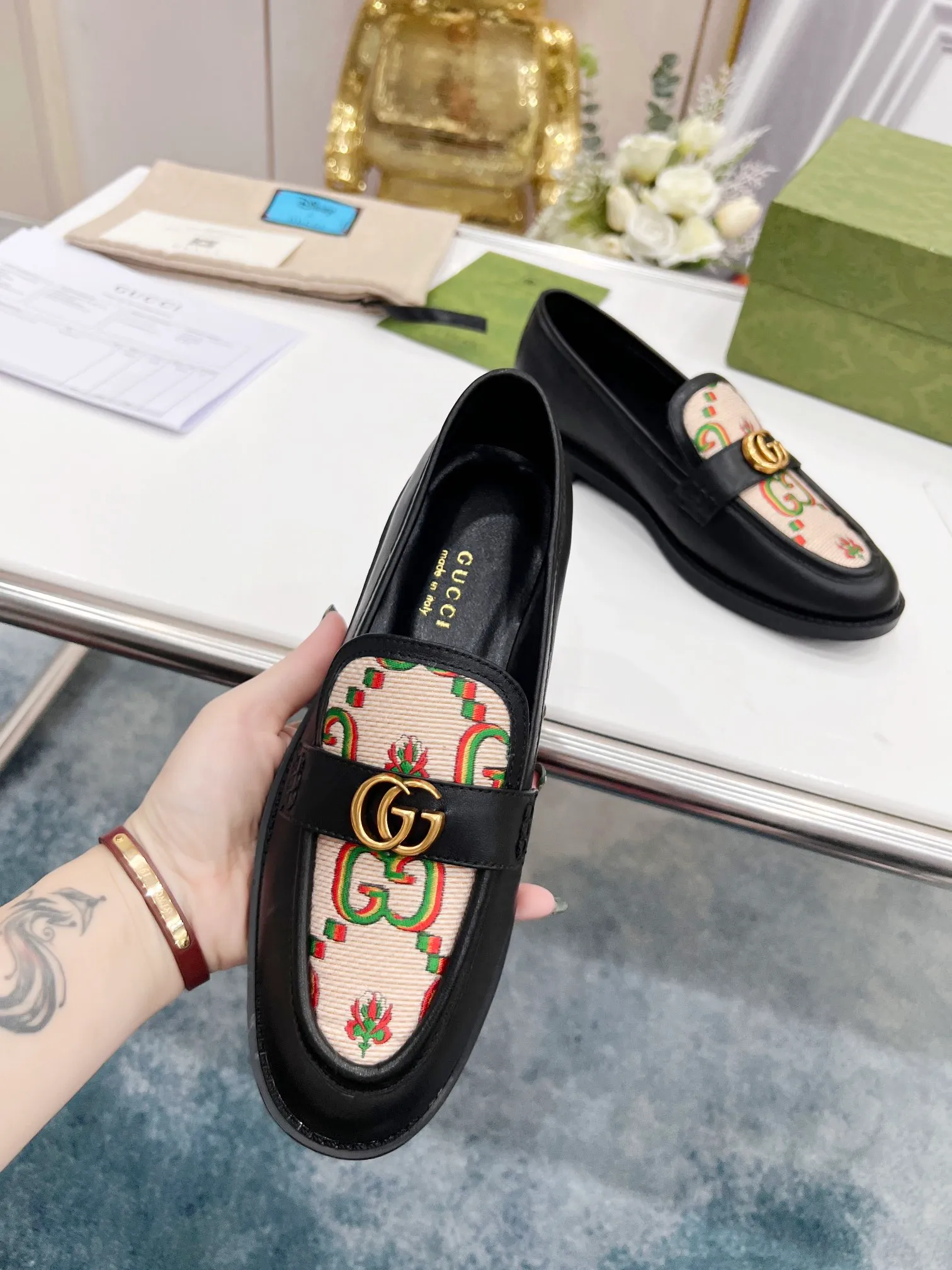 👟👟Ex-factory price 440👟👟 2022 new G family classic design loafers, made of V-shaped quilted effect leather, double G monogram evolved from Gucci, calf leather, mixed sheepskin lining, heel height 1.5 cm, original molded wear-resistant Tpu outsole. Code number 35-42,
